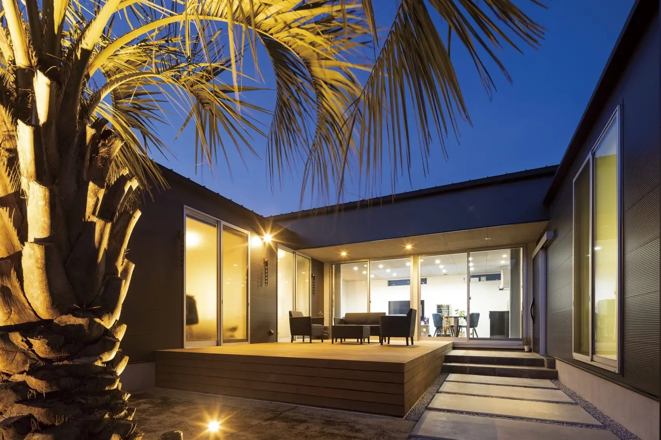 リゾート＆ホテルライクスタイル 素材が光るコの字型の平屋 外観