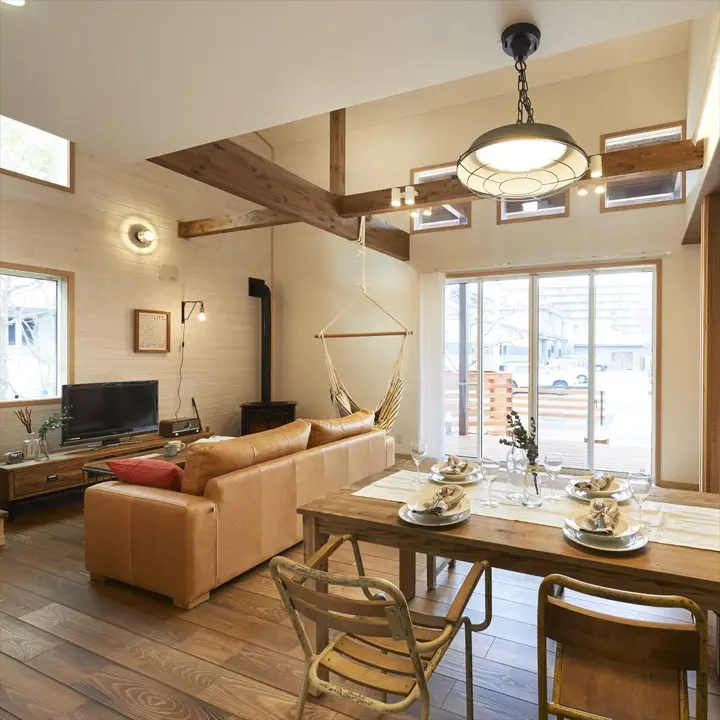 木の温もりを感じるリビングダイニング