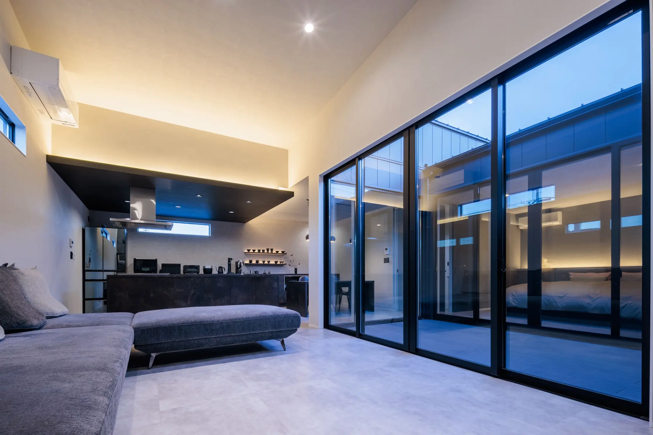 モダンなリビングとキッチン、間接照明が印象的な空間