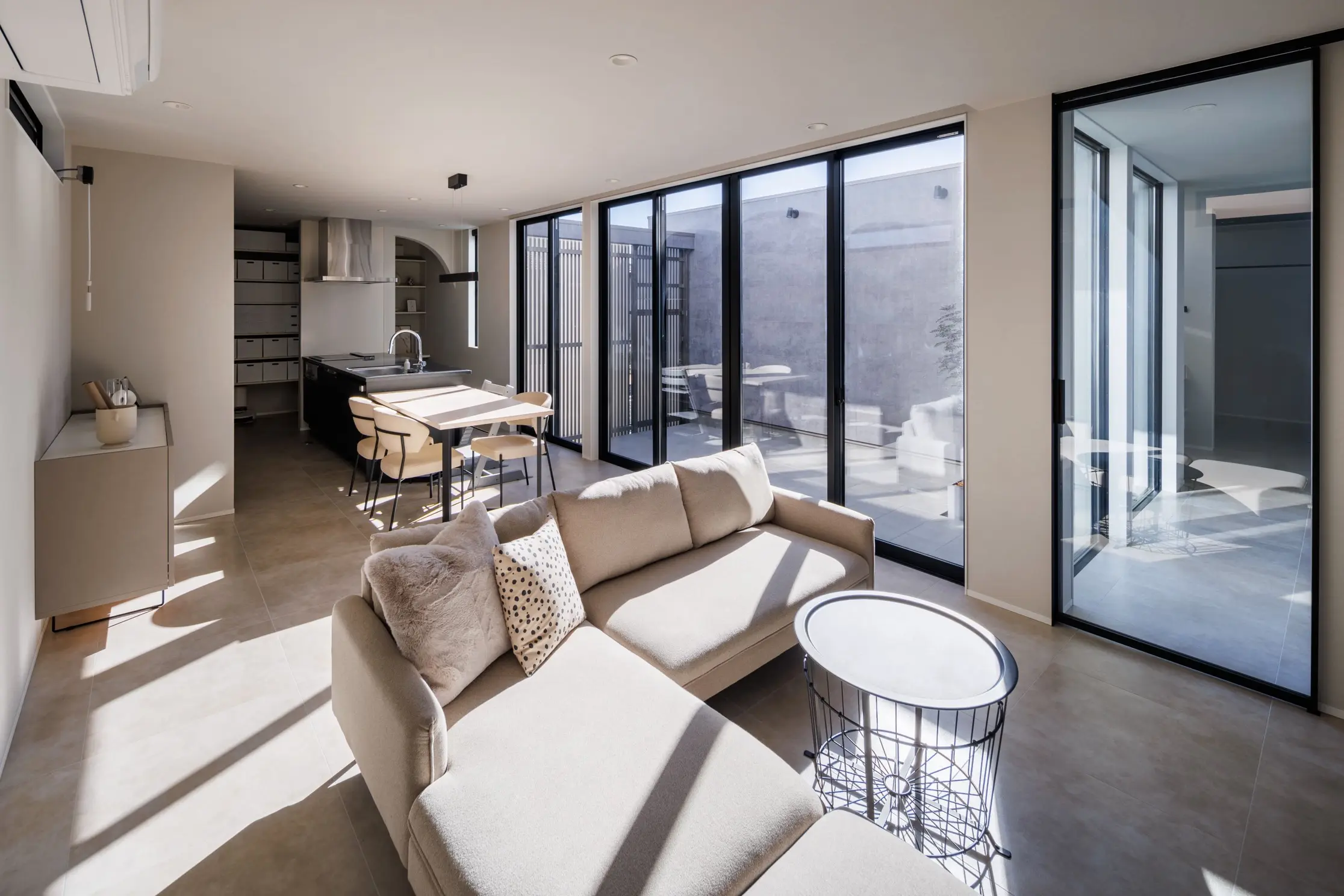 明るいリビングとダイニング、窓から光が差し込む空間