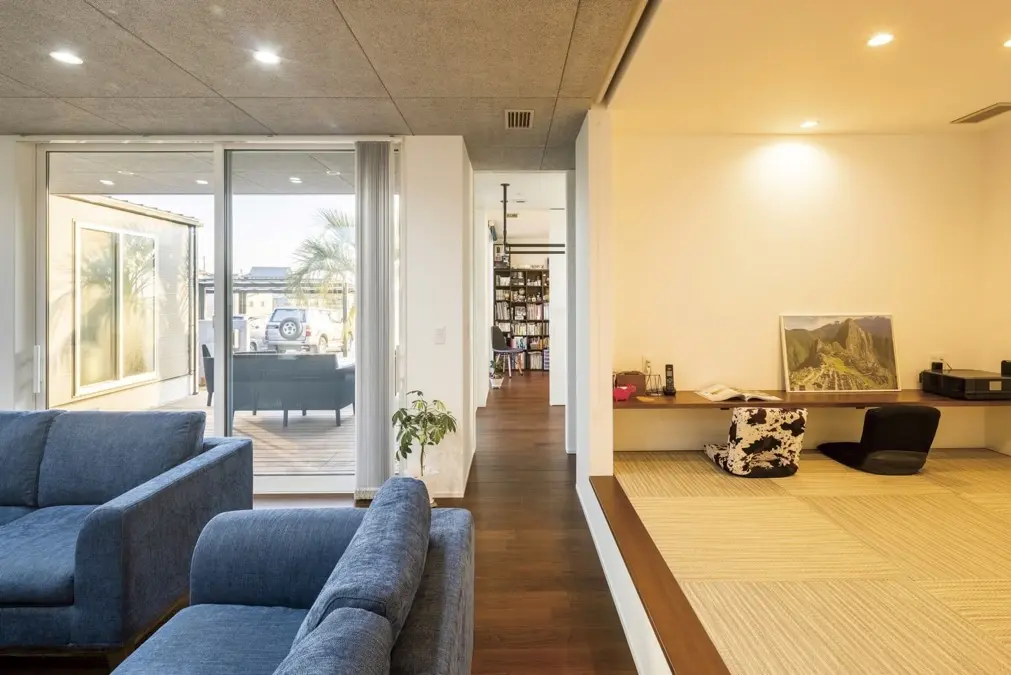 畳の小上がりスペースとリビングがつながる住まいの写真