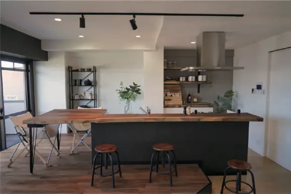 木目のカウンターと黒のキッチンが印象的なカフェ風ダイニングキッチン